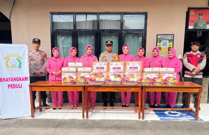 Dalam Rangka Jumat Berkah, Kapolsek dan Ketua Ranting Bhayangkari Blanakan Bagikan Sembako