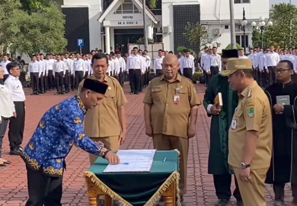 Bupati Karawang Serahkan SK Pengangkatan CPNS dan PPPK Formasi 2024 di Plaza Pemda