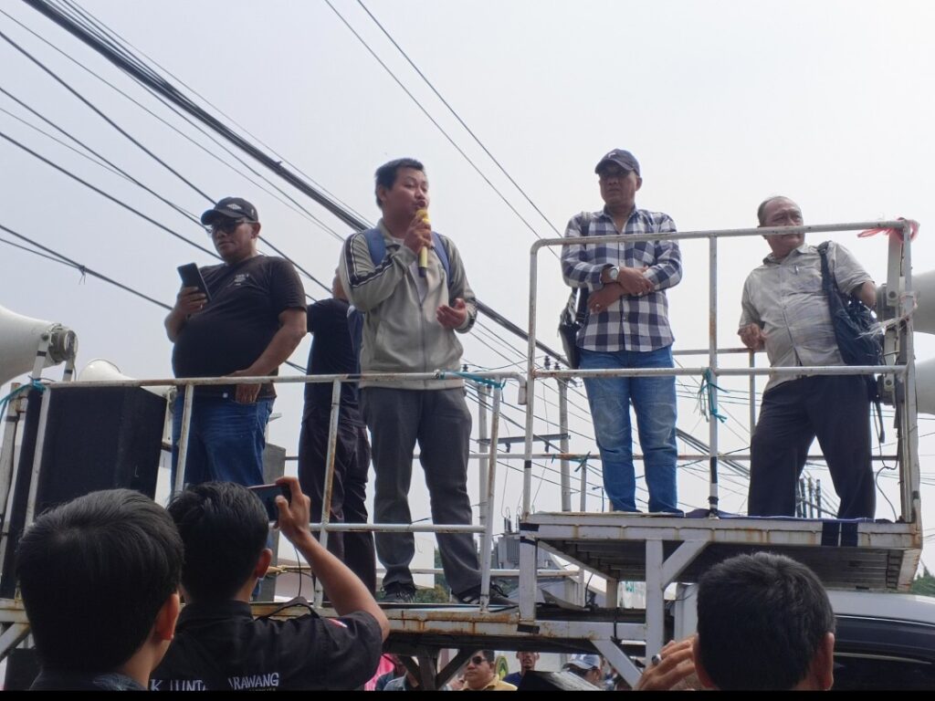 Pengadilan Negeri Karawang Di Serbu Ratusan  Masa Unjuk Rasa Meminta Keadilan