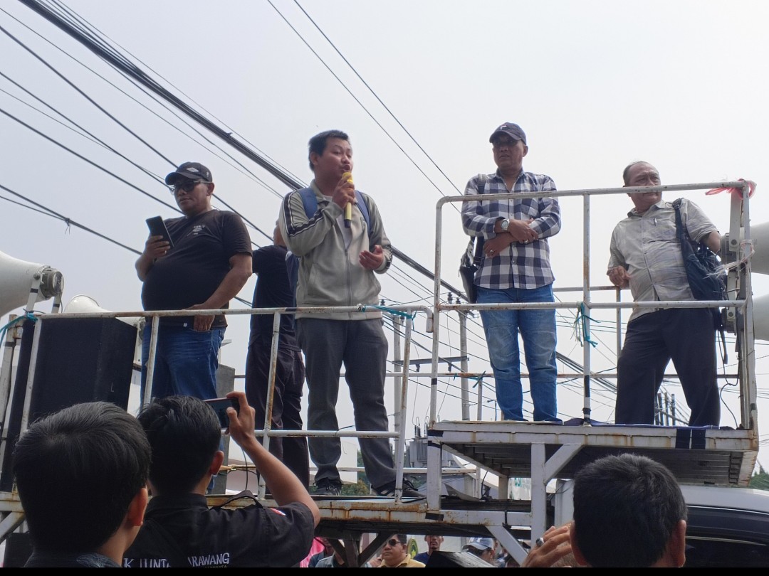 Pengadilan Negeri Karawang Di Serbu Ratusan  Masa Unjuk Rasa Meminta Keadilan