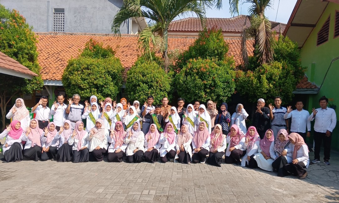 Kementerian DLHK Kunjungi SDN Karawang Wetan 1, Tinjau Perkembangan Bank Sampah “Bersinar”