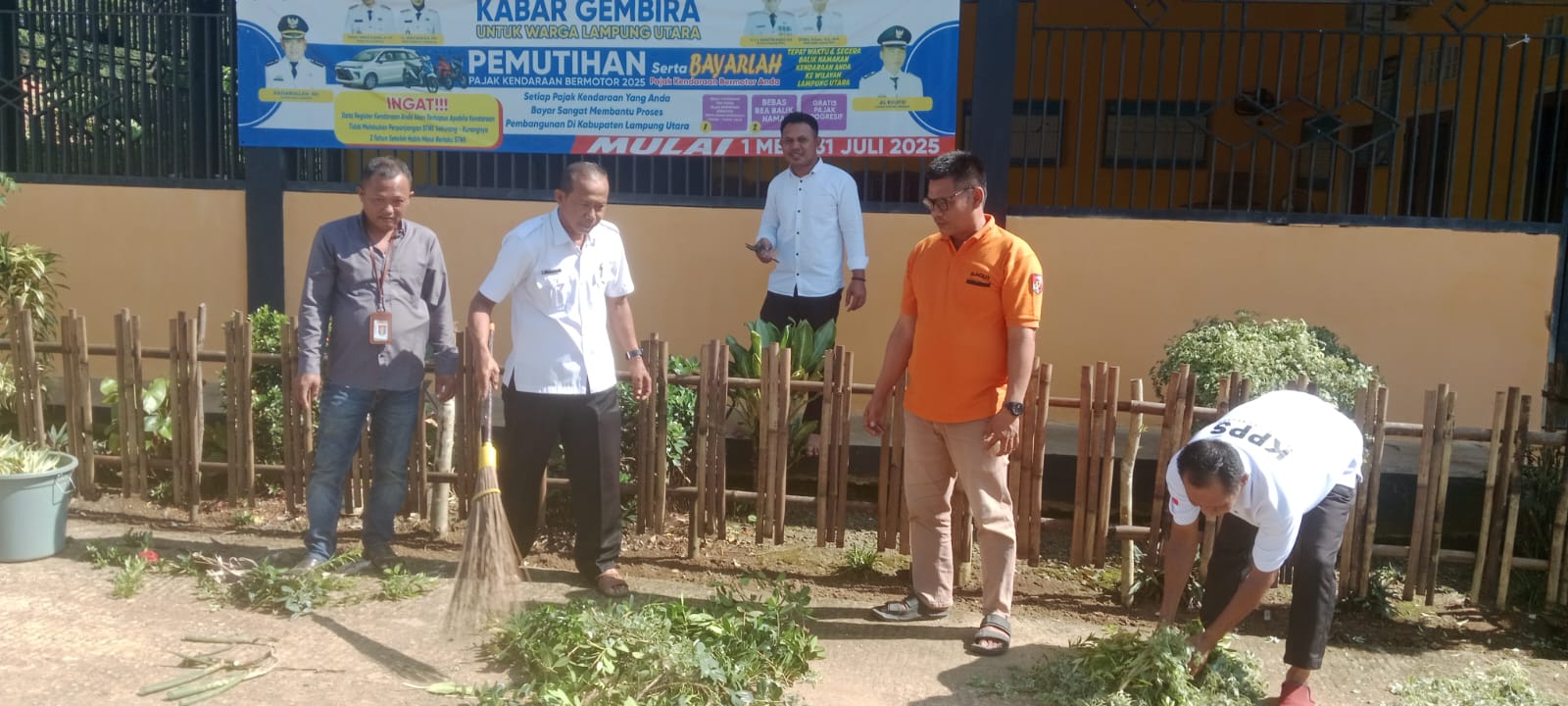 Wujudkan Lingkungan Kerja Bersih, Kades Gedung Negara Gelar Gotong Royong Bersama Perangkat Desa