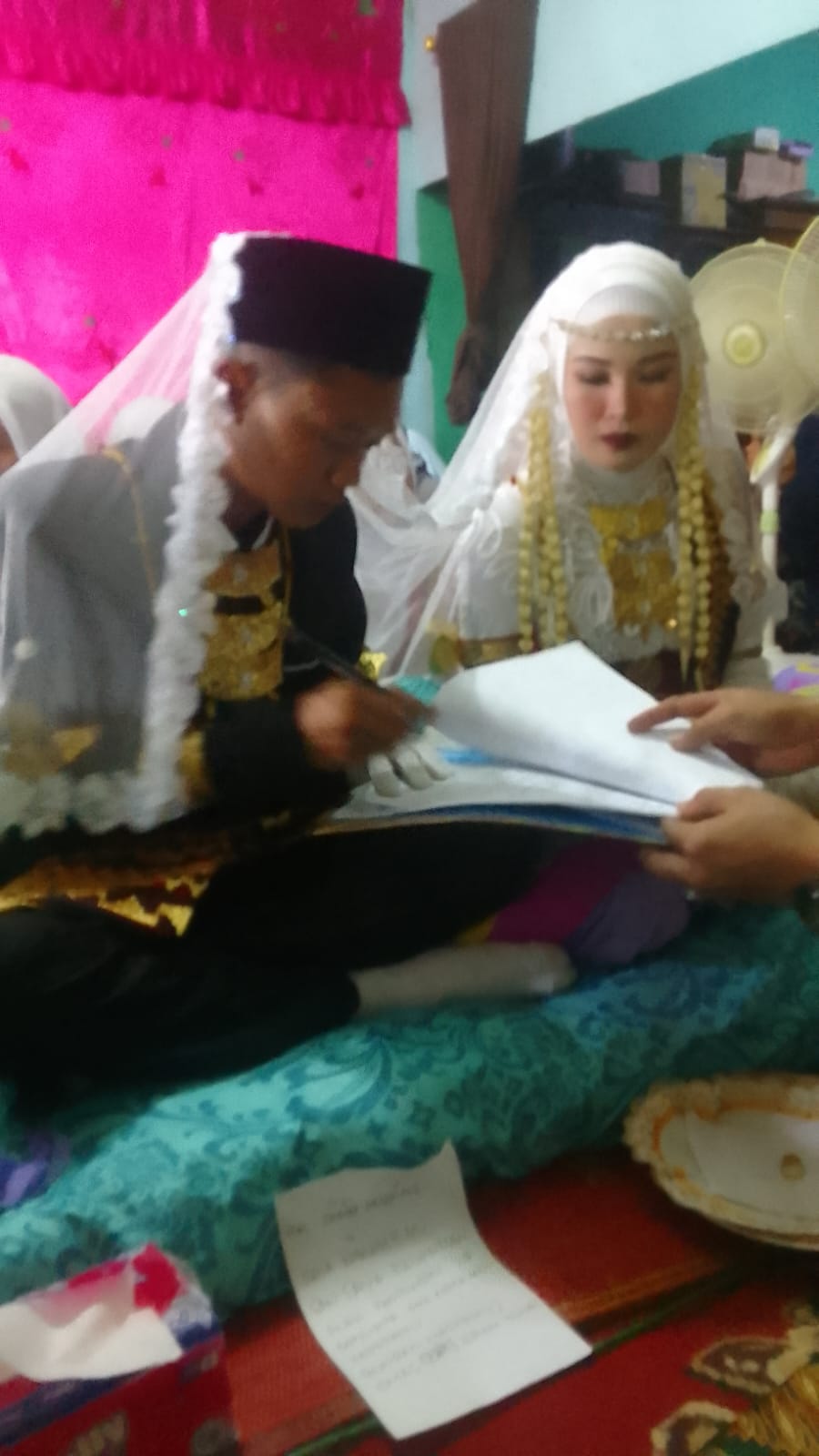 Pernikahan Adat Meriah di Gedung Negara, Camat dan Kades Hadir Beri Kehormatan