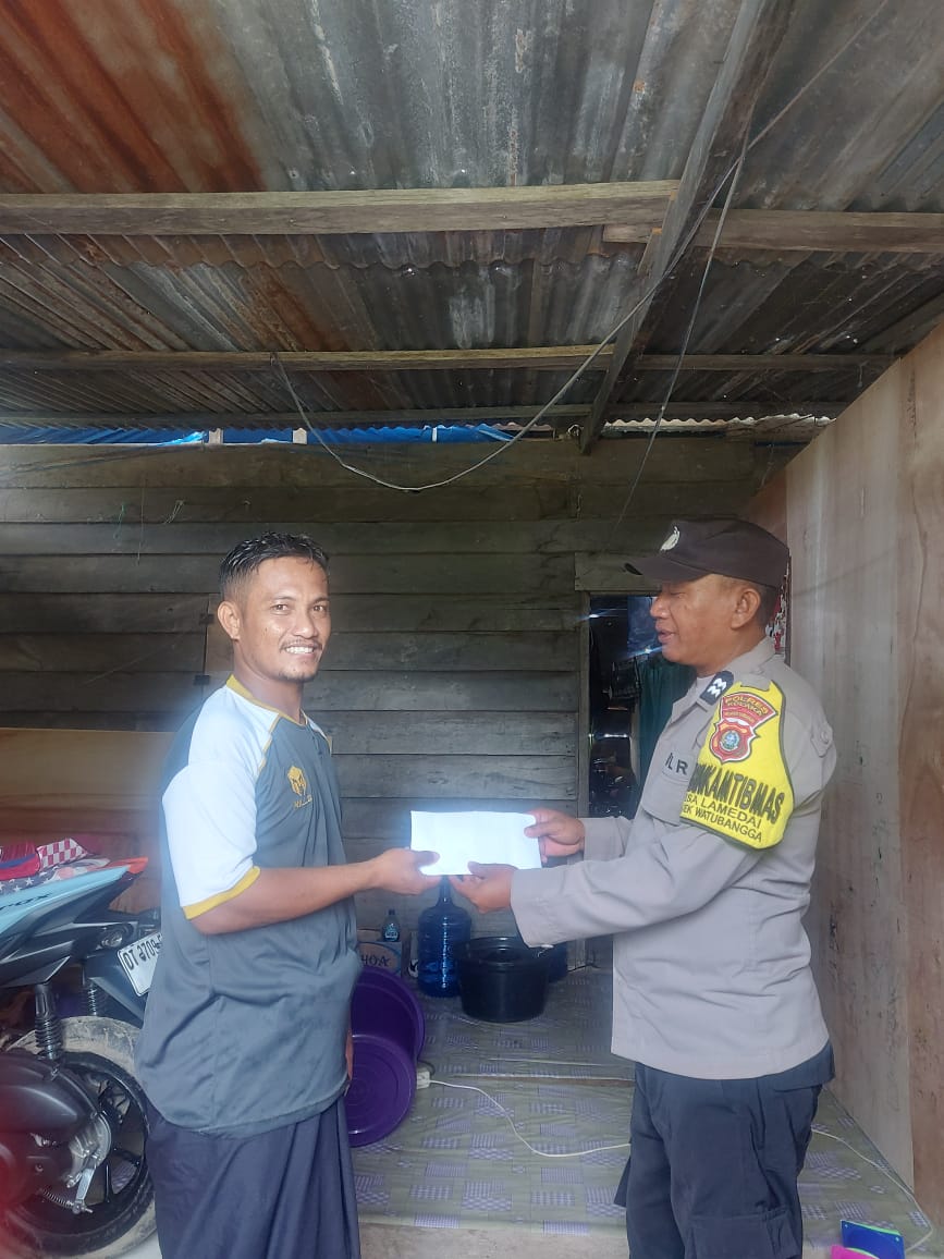Program Polri Peduli, Polsek Watubangga Bantu Uang Tunai Kepada Korban Kebakaran Rumah