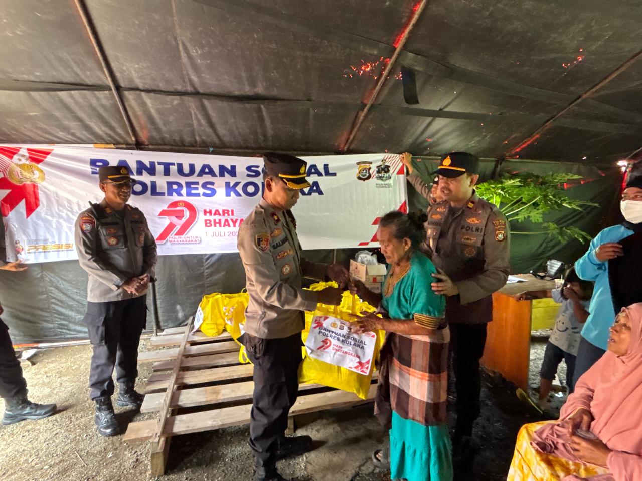 Program Tebar Kebaikan, Polres Kolaka Bantu 13 Korban Kebakaran Rumah