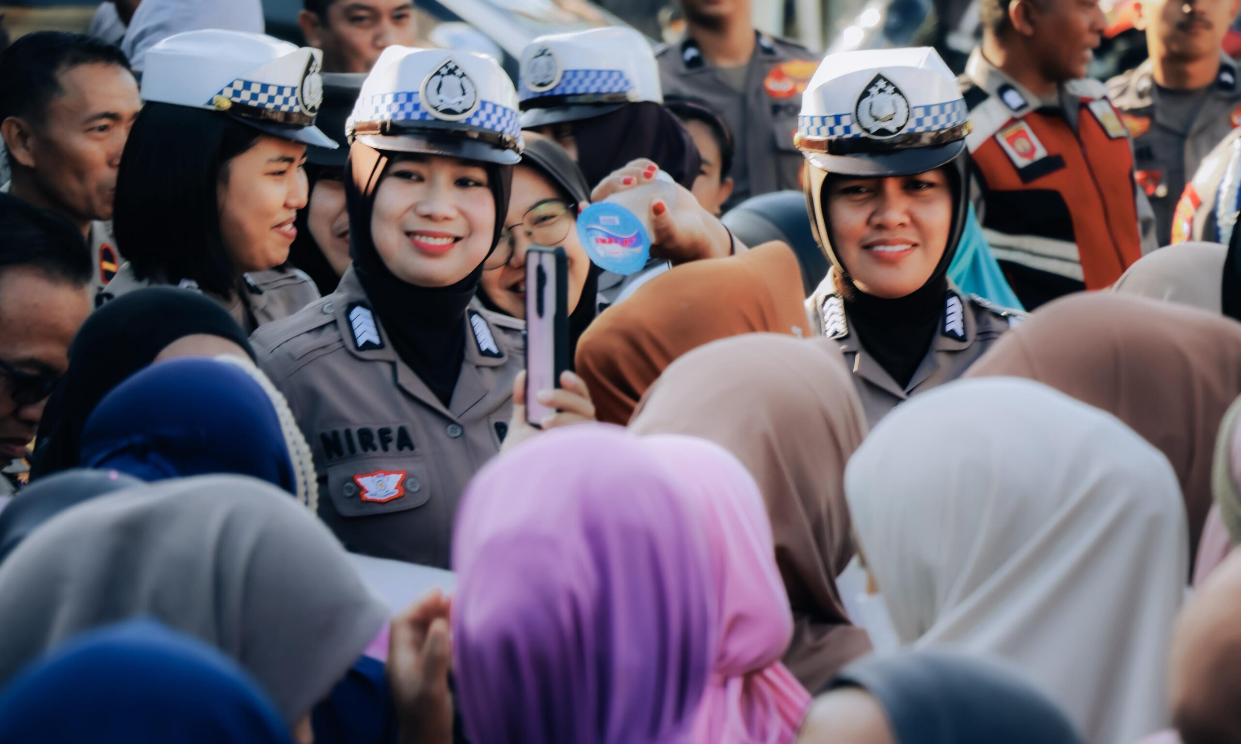 Dengan Seyuman, Polwan Polres Bulukumba Tenangkan Pengunjuk Rasa.