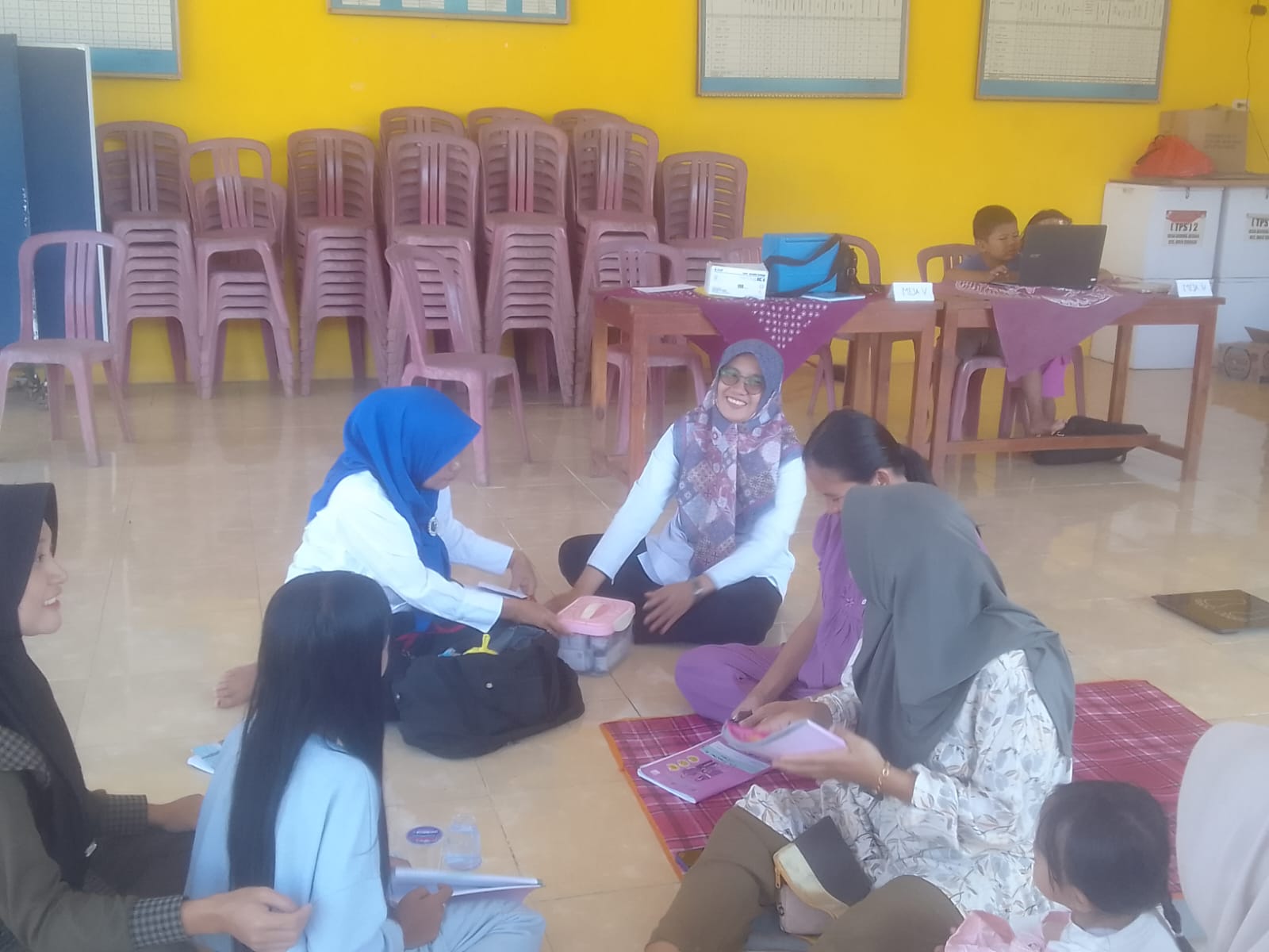 Bidan Desa dan Staf Gelar Posyandu Rutin untuk Anak dan Ibu Hamil di Gedung Negara