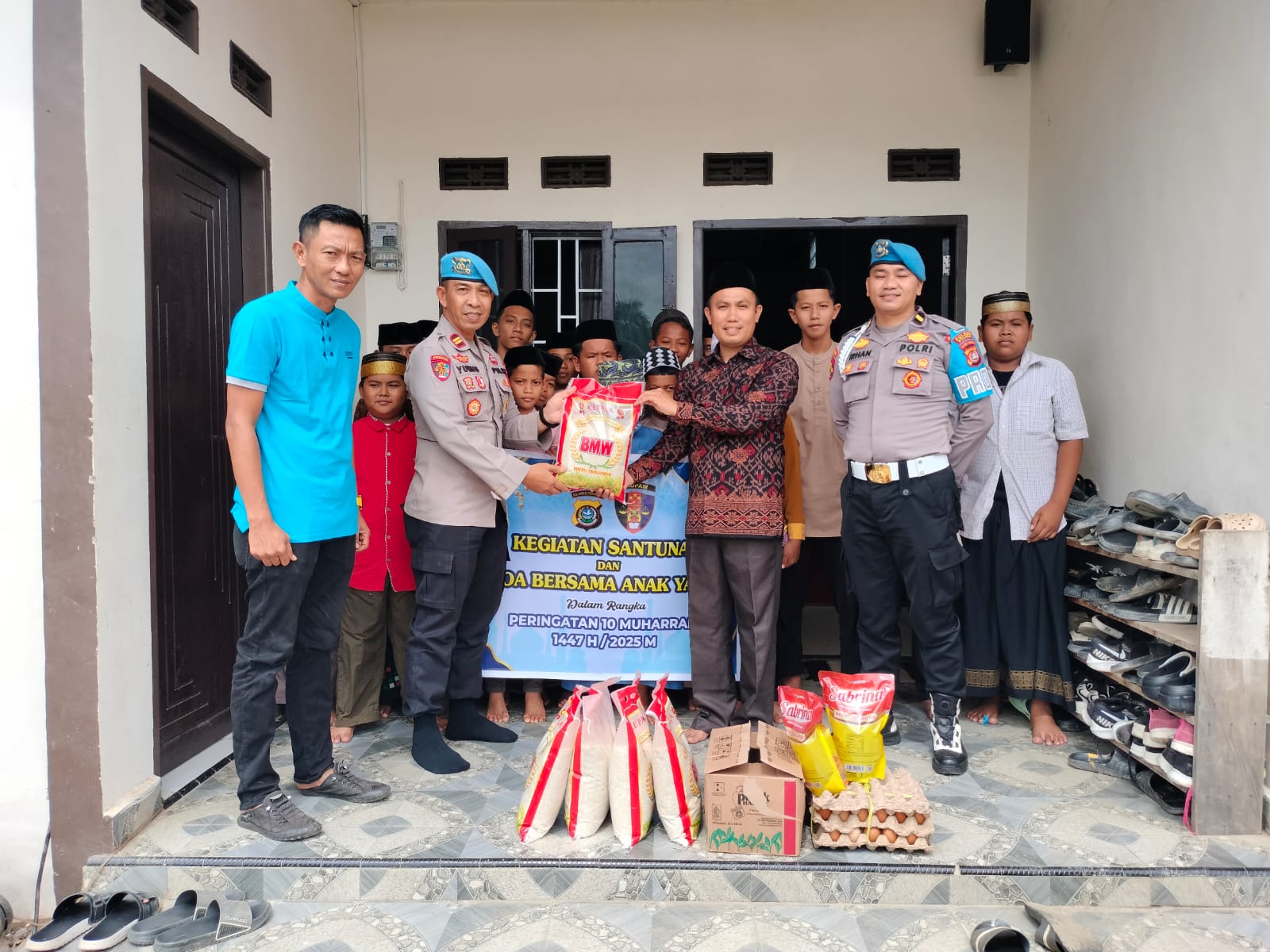 Seksi Propam Polres Kolaka Memberikan Santunan dan Doa Bersama Anak Yatim dalam Rangka Memperingati 10 Muharram 1447H