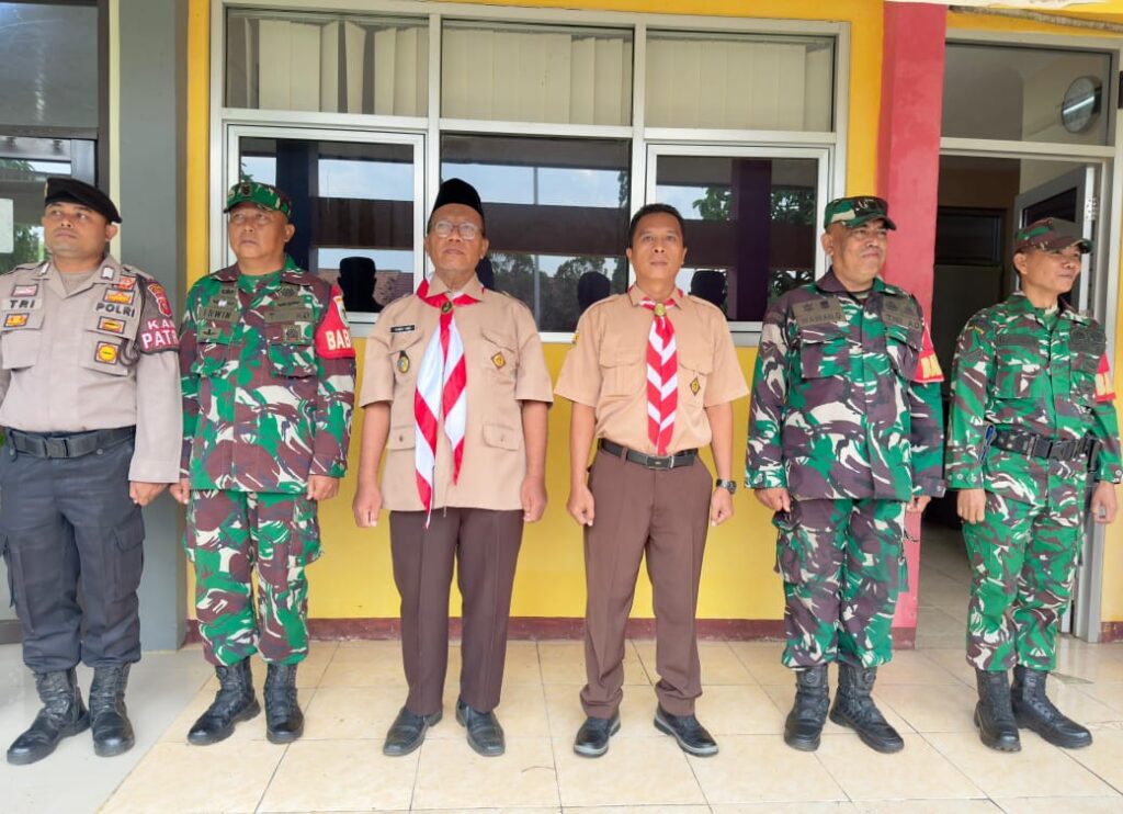Hari Pertama MPLS, Polsek Blanakan Kawal Kelancaran Pelaksanaan MPLS   SMAN 1 Blanakan