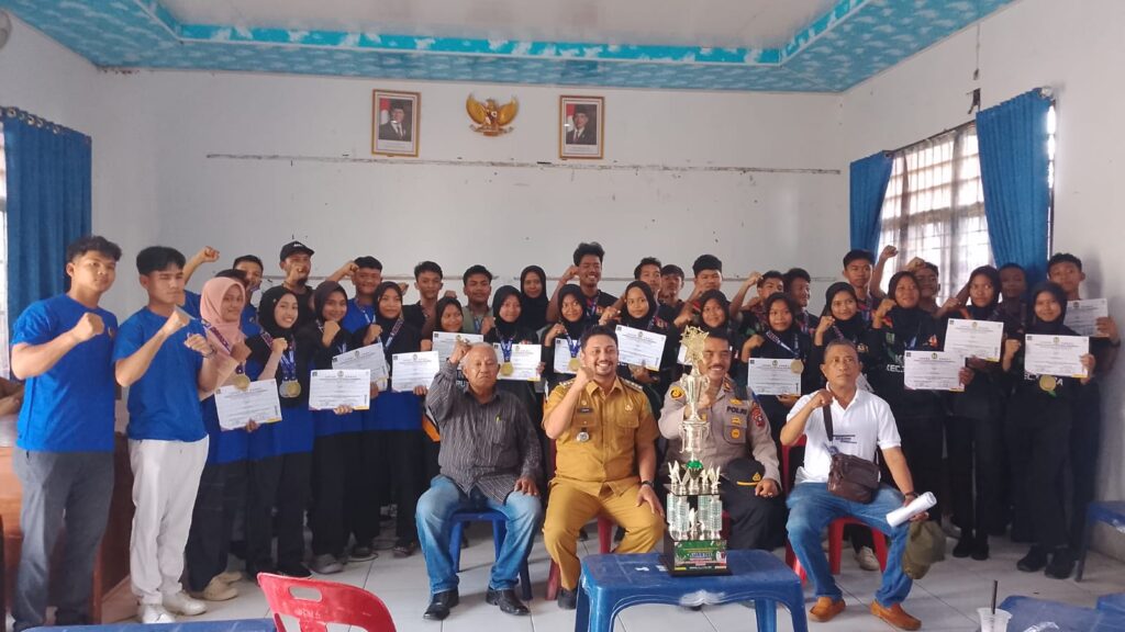 Camat, Kapolsek, dan Pengurus KONI Tanjung Pura Berikan Bonus kepada Atlet Berprestasi