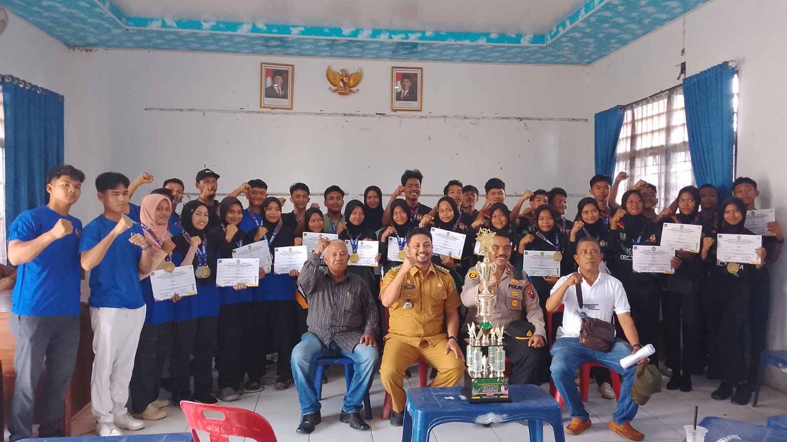 Camat, Kapolsek, dan Pengurus KONI Tanjung Pura Berikan Bonus kepada Atlet Berprestasi