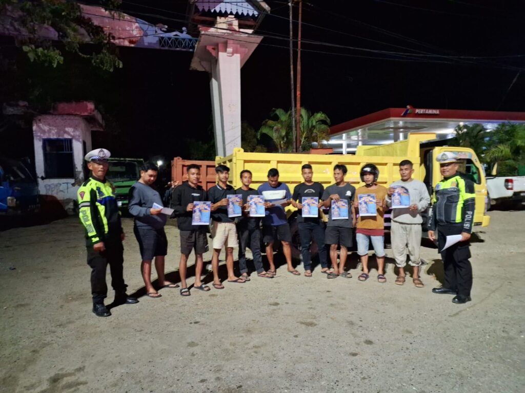 Satuan Lalu Lintas Polres Kolaka Ciptakan Kamseltibcar Lantas Melalui Sosialisasi dan Pembagian Brosur