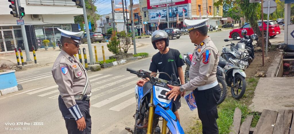 Operasi Patuh Anoa 2025 di Kolaka : Humanis tapi Tegas, Satlantas Edukasi Keselamatan di Jalan