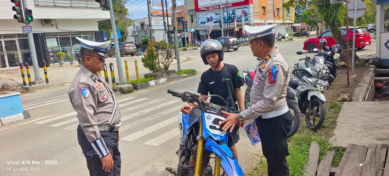 Operasi Patuh Anoa 2025 di Kolaka : Humanis tapi Tegas, Satlantas Edukasi Keselamatan di Jalan