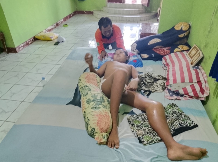 Akibat Tumor Di Kaki Kirinya, Tegar Rudianto Bocah Asal Desa Muara, Harus berhenti Sekolah, Orangtua Berharap Bantuan Dari Pemerintah.