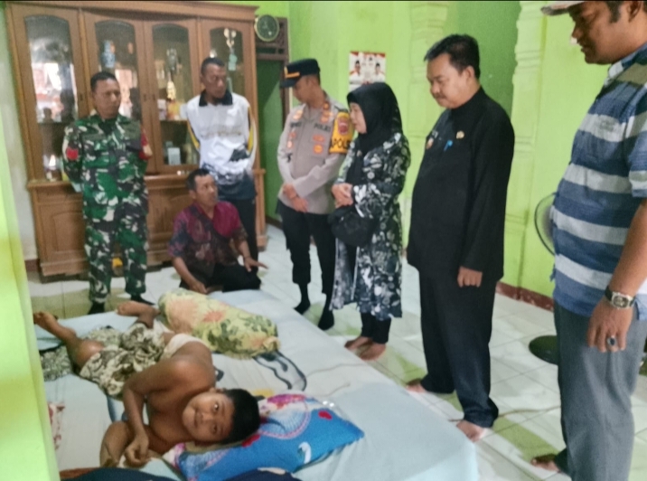Muspika Kecamatan Blanakan Gerak Cepat Kunjungi Tegar Rudiyanto Anak Penderita Tumor Di Desa Muara.