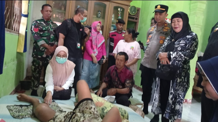 Kapolsek Blanakan dan Muspika Puskesmas Melakukan Pengecekan Kondisi Kesehatan Anak RT Rudi yang terkena Tumor.