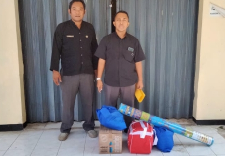 Dinas Sosial Berikan Sembako kepada Tegar Rudiyanto Anak Penderita Tumor Di Desa Muara.