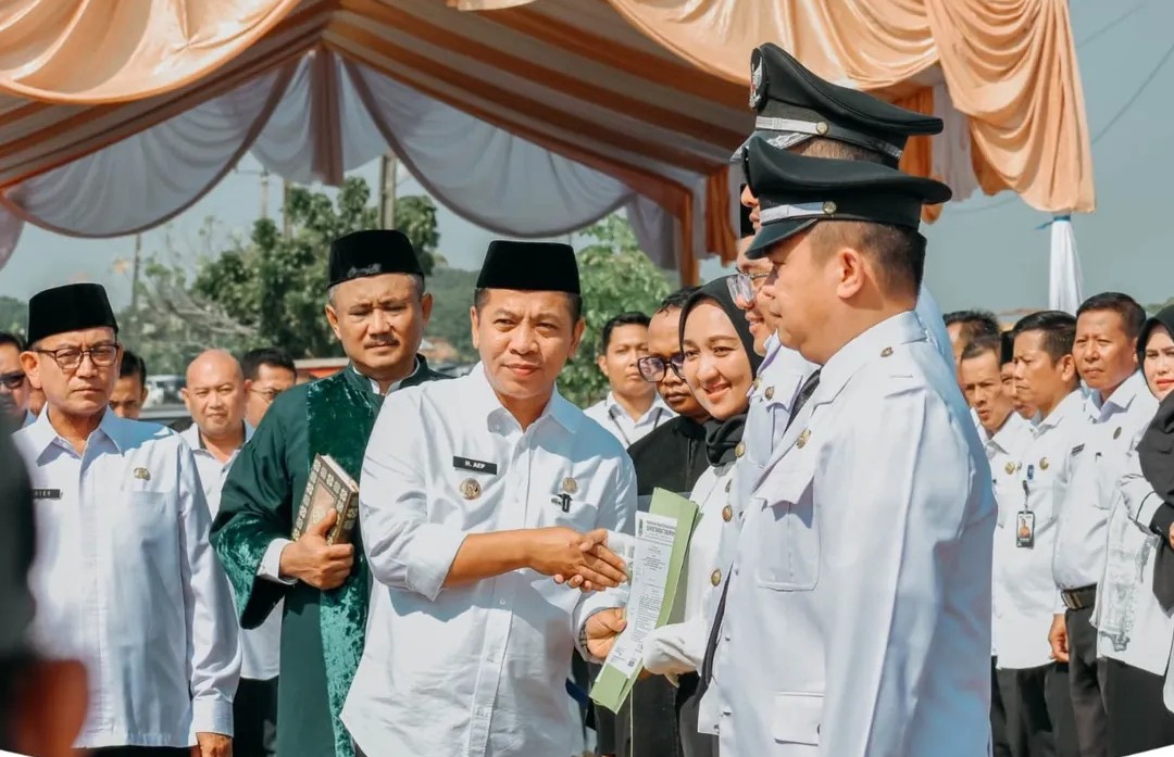PELANTIKAN DAN PENGAMBILAN SUMPAH JABATAN PEJABAT DI LINGKUNGAN PEMERINTAH KABUPATEN KARAWANG