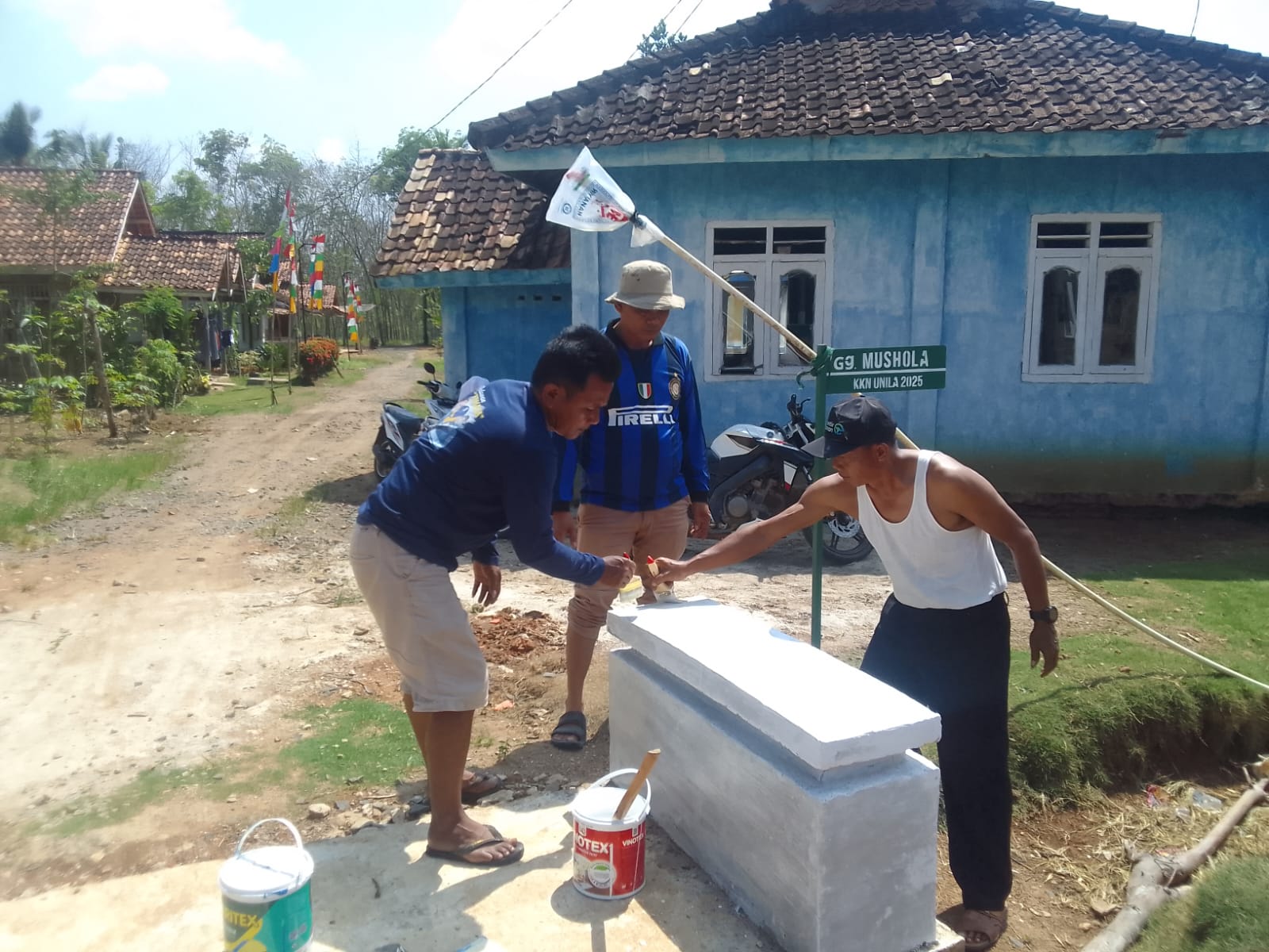 Sambut HUT RI ke-80, Warga Desa Gedung Negara Kompak Hiasi Dusun
