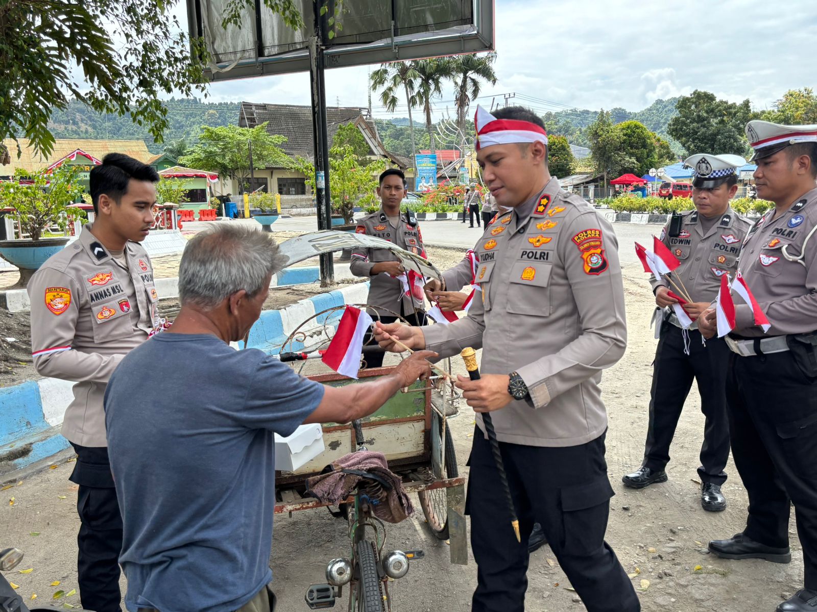 Polres Kolaka Bagikan Bendera Merah Putih, Dipimpin Langsung oleh Kapolres AKBP Yudha Widyatama Nugraha