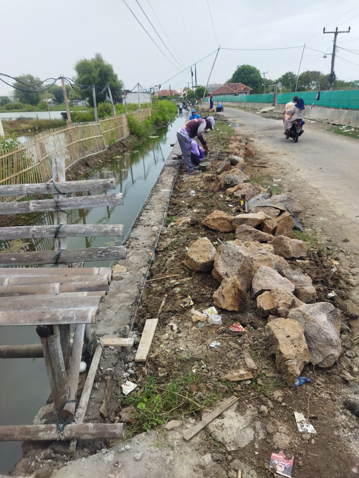 LSM ELANG MAS Pantau Pelaksanaan Pembangunan TPT di Desa Muara, Diduga Dikerjakan Asal – asalan dan Tumpang Tindih. 