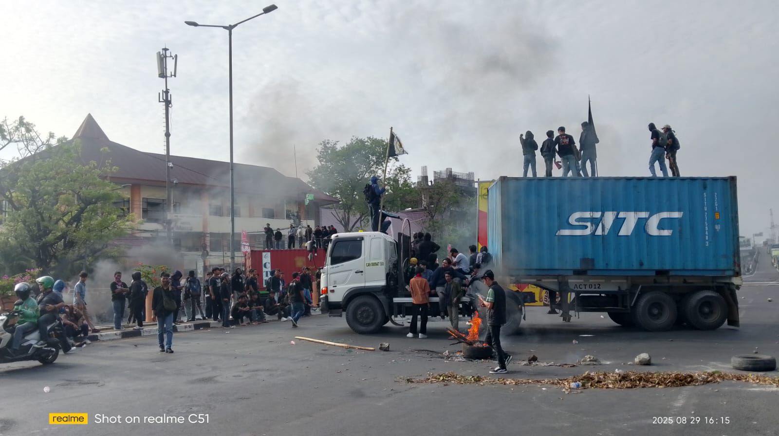 Ricuh di DPRD Makassar, Massa Bakar Kendaraan dan Pos Jaga