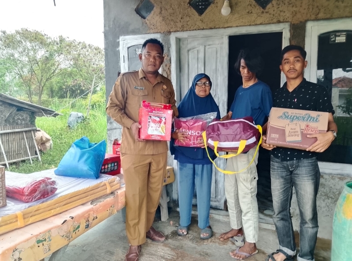 Dinas Sosial Kabupaten Subang Berikan Bantuan Kepada Sofyan Penderita ODGJ Asal Desa Muara