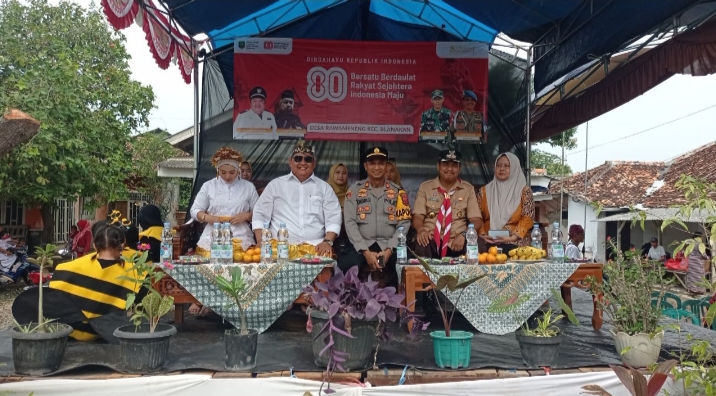 Kapolsek Blanakan beserta Personil Kawal Jalannya Pawai Alegoris Desa Rawameneng