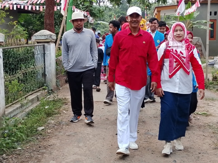 Warga Desa Dukuh Dari Enam Dusun Tumpah Ruah Kejalan Mengikuti Karnaval Agustusan. 