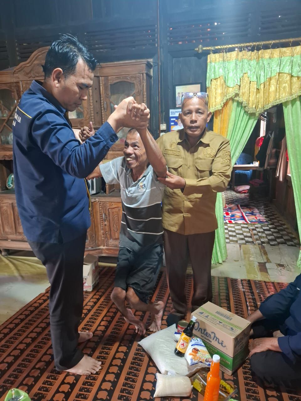 Tinjau Rumah Korban Kebakaran, Hipni DPRD Ogan Ilir Bawa Bantuan untuk Warga Disabilitas