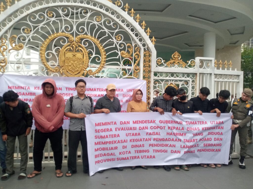 Dugaan Korupsi Smart Board dan Meubilair, Demonstran ‘Geruduk’ Kejati Sumut dan Kantor Gubernur