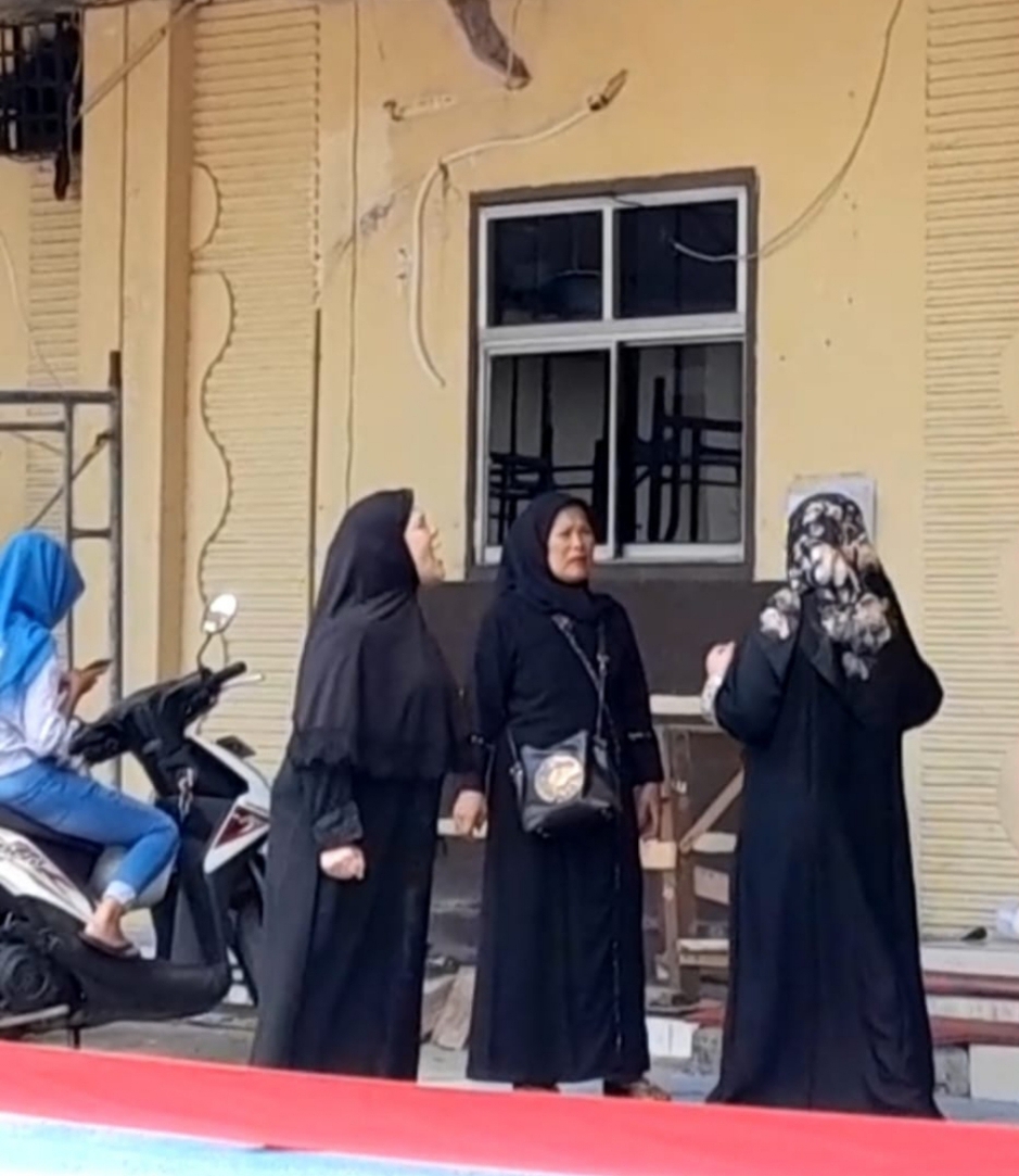 Emak-Emak Demo di Mapolrestabes Medan, Mengaku Jadi Korban Kriminalisasi Penyidik