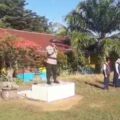 Bhabinkamtibmas Jadi Irup di Upacara Rutin Senin di SMP Negeri 8 OKU