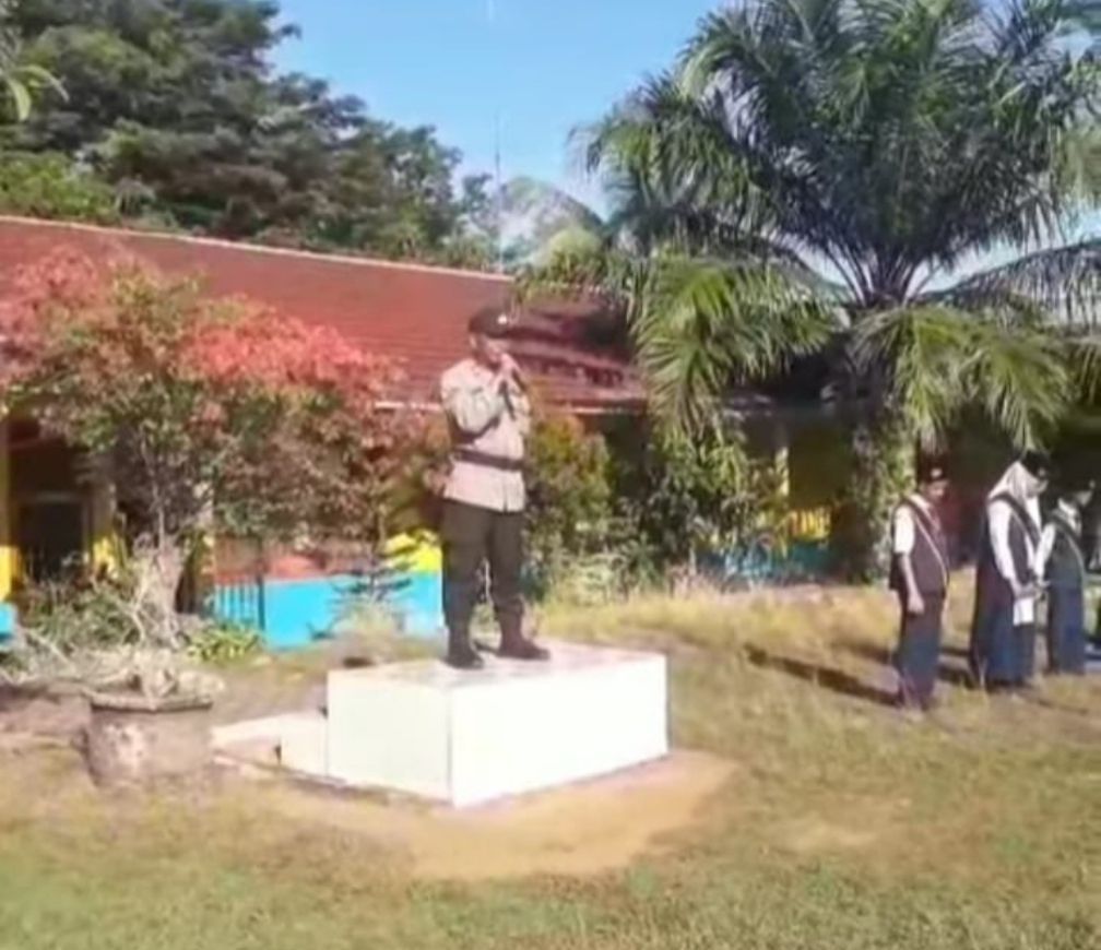 Bhabinkamtibmas Jadi Irup di Upacara Rutin Senin di SMP Negeri 8 OKU