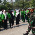 Babinsa Wringinanom Latih Disiplin Siswa SMK Raden Paku Melalui Kegiatan PBB