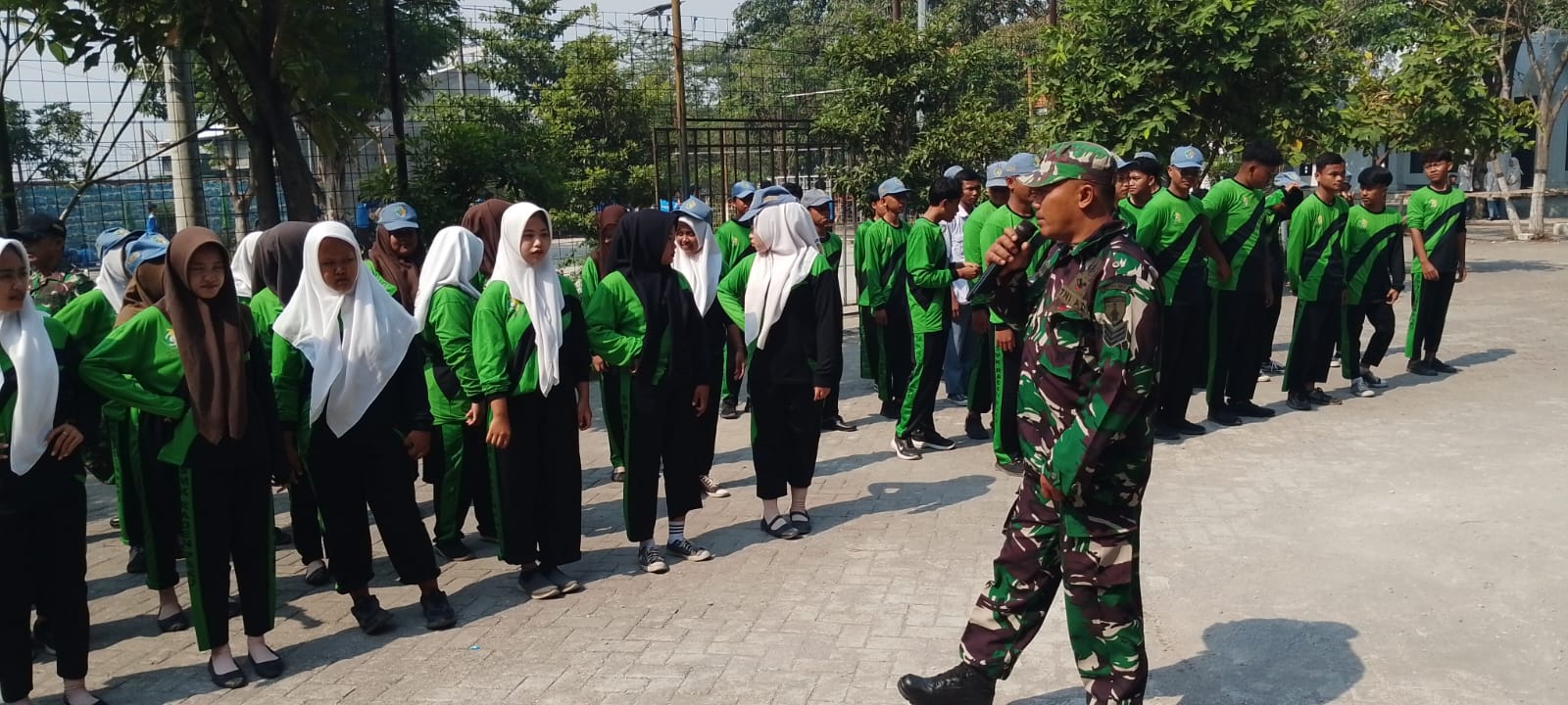 Babinsa Wringinanom Latih Disiplin Siswa SMK Raden Paku Melalui Kegiatan PBB