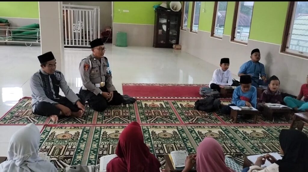Polres Pagar Alam Ajak Santri Gemar Mengaji Lewat Kegiatan Berbagi Buku Tulis