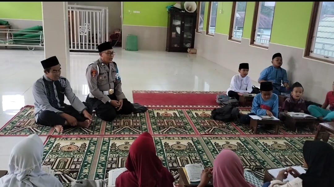 Polres Pagar Alam Ajak Santri Gemar Mengaji Lewat Kegiatan Berbagi Buku Tulis