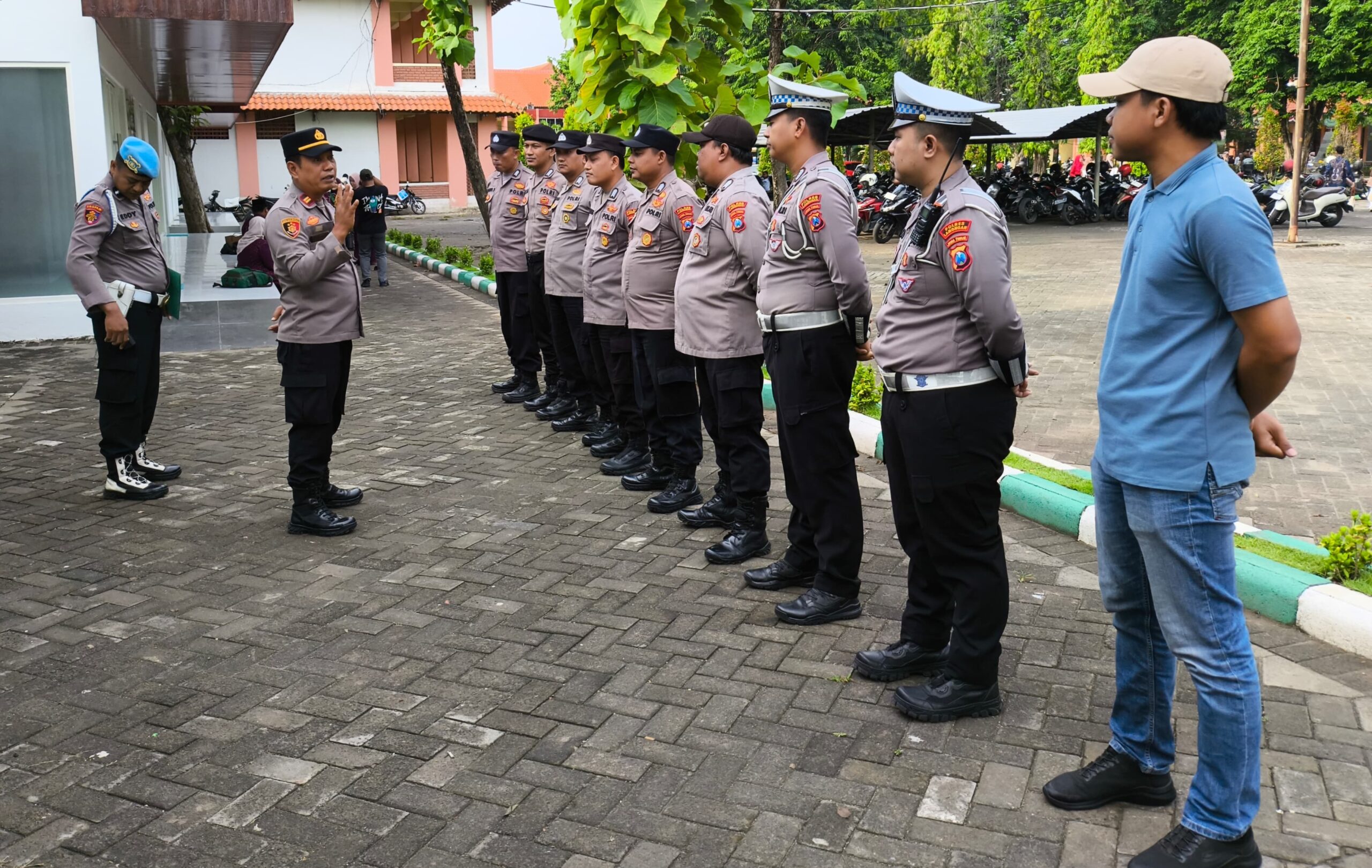 Polsek Sukodadi Amankan Jalur Wisuda UNISDA, Pengendara Diminta Kurangi Kecepatan dan Patuhi Arahan Petugas