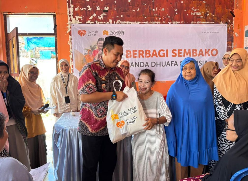 Pemerintah Kelurahan Rappokalling Menyisir Lorong Beri Bantuan Kepada Janda dan Lansia