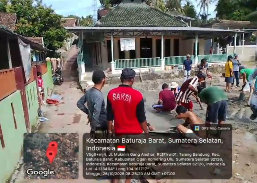 Warga RW 01 Gotong Royong Pengecoran Lantai Halaman Masjid Al Ansor HA Talang Bandung OKU