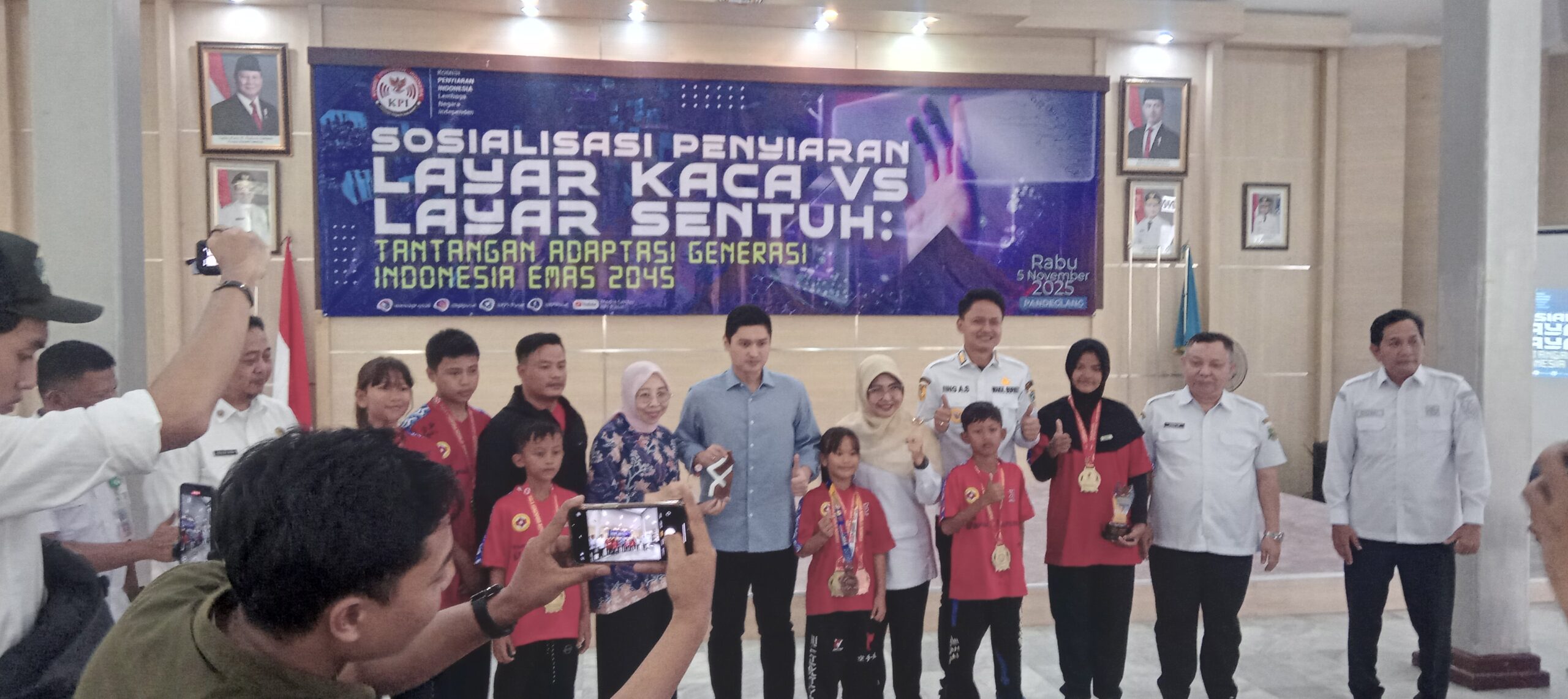 Sosialisasi “Layar Kaca vs Layar Sentuh” Bahas Tantangan Adaptasi Generasi Indonesia Emas 2045 di Pendopo Pandeglang