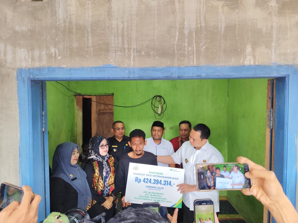 Akibat Kecelakaan Kerja, Wali Kota Serang Langsung Serahkan Santunan BPJS Ketenagakerjaan Ke Ahli Waris