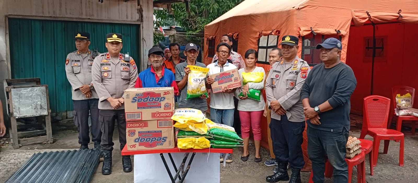 Respon Cepat Polsek Medan Area Beri Bantuan Kepada Korban Kebakaran