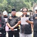LSM Passer Wong Bodho Gelar Aksi Protes di Depan PN Gresik, Kawal Kasus Korban Kekejaman Para Mafia Tanah