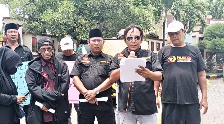 LSM Passer Wong Bodho Gelar Aksi Protes di Depan PN Gresik, Kawal Kasus Korban Kekejaman Para Mafia Tanah