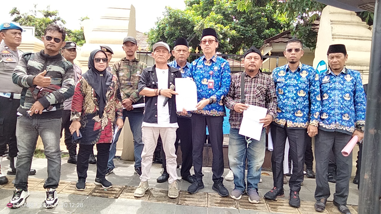 Soroti Dugaan Ketidaktepatan Penyaluran Bansos, Koalisi BADDAK Bersatu Gelar Aksi di Dinsos Kota Serang