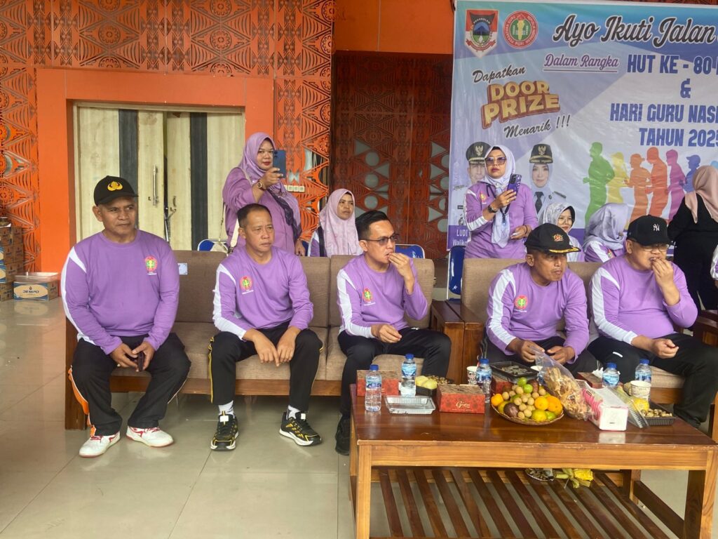 Kapolsek Pagar Alam Utara Dan Wali kota Pagar Alam Hadiri Jalan Santai Dalam Rangka HUT PGRI Ke-80 Dan Hari Guru Nasional Tahun 2025
