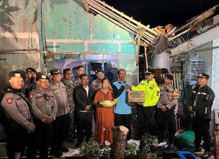 Cepat tanggap Bencana’ Kapolsek Blanakan Polres Subang bersama anggota bantu warga